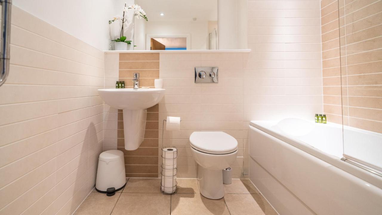 Hansen Court - Stylish Bay Apartment With Parking And River Views Cardiff Bagian luar foto