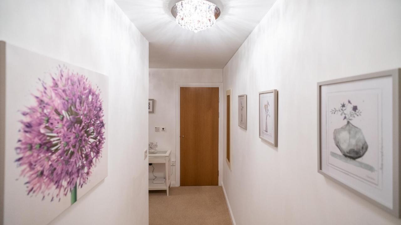 Hansen Court - Stylish Bay Apartment With Parking And River Views Cardiff Bagian luar foto